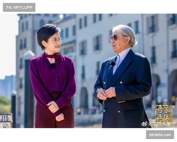 亚足联授予霍震霆亚洲之钻奖以表彰其卓越贡献推动亚洲足球发展